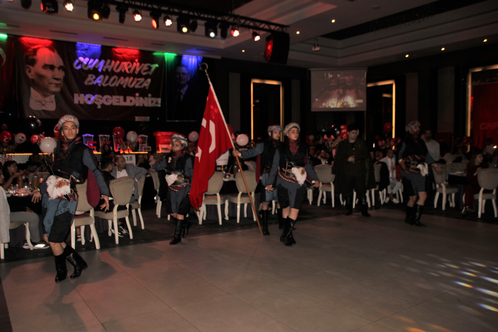 CHP’DEN GÖRKEMLİ CUMHURİYET BALOSU